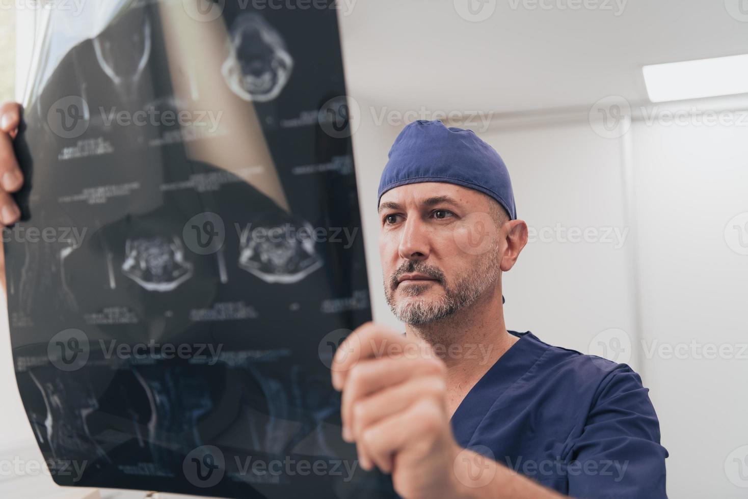 orthopädischer arzt untersucht röntgenbild im krankenhaus oder in der klinik foto