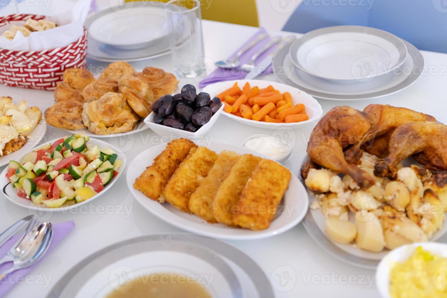 wunderschön dekoriertes und serviertes buntes Essen foto