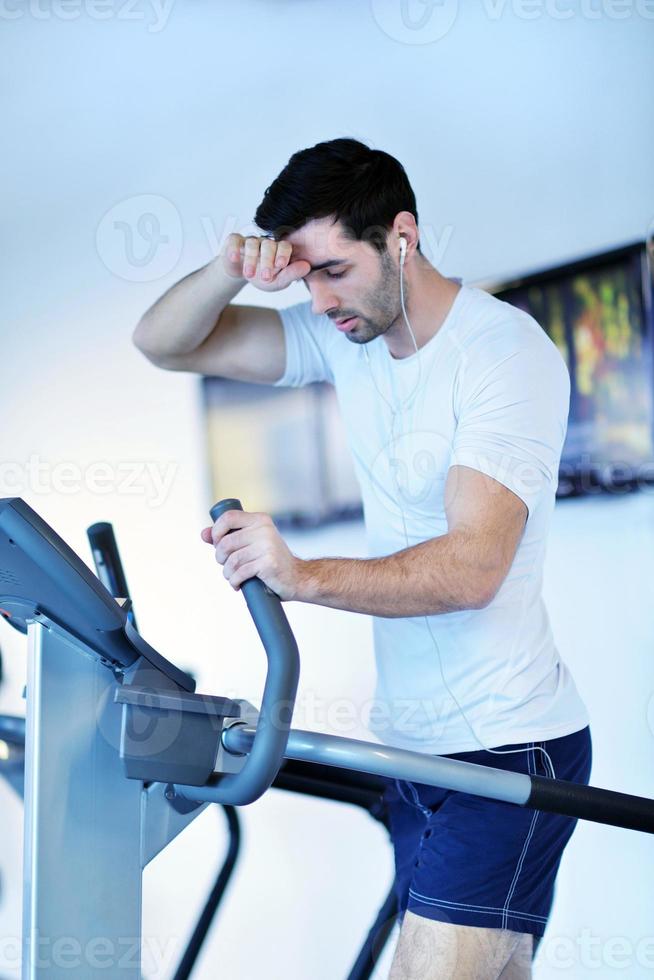 Mann läuft auf dem Laufband foto