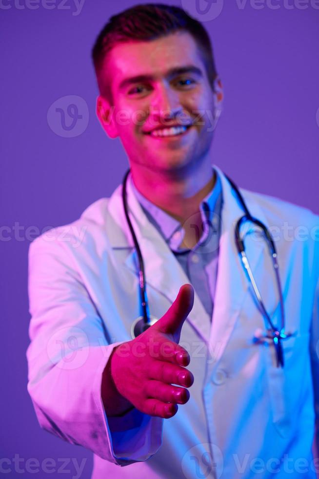 Blick auf den Händedruck des Arztes foto