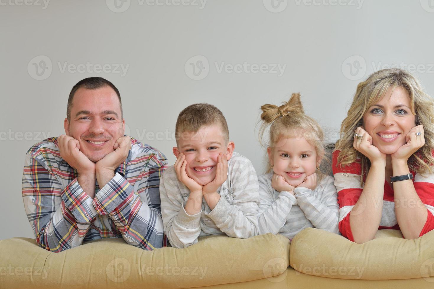 glückliche junge familie zu hause foto