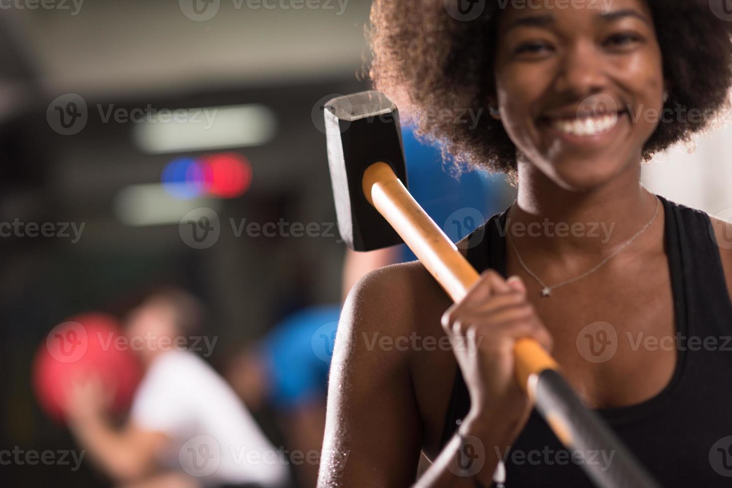 schwarze Frau nach dem Training mit Hammer foto