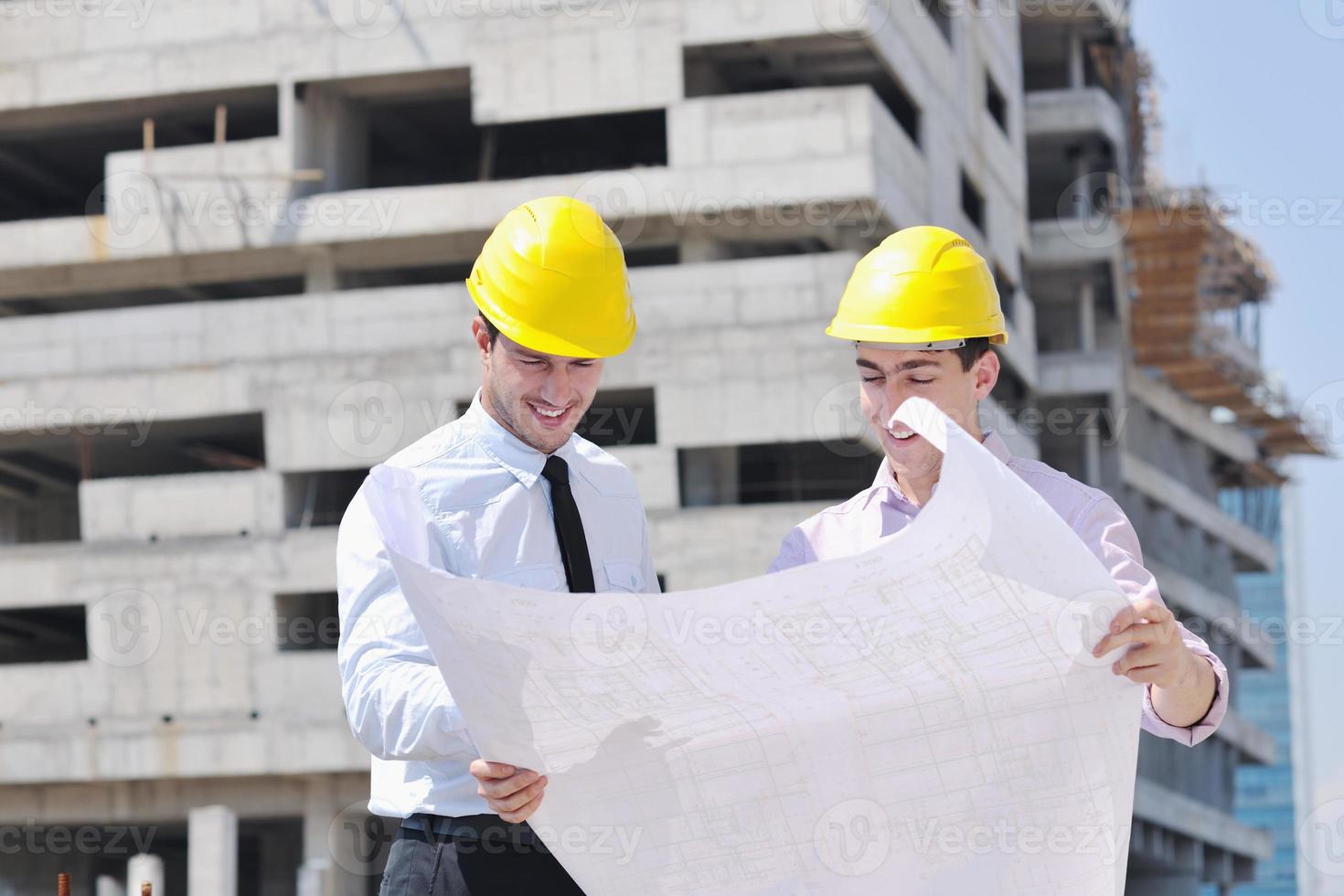 Architektenteam auf der Baustelle foto