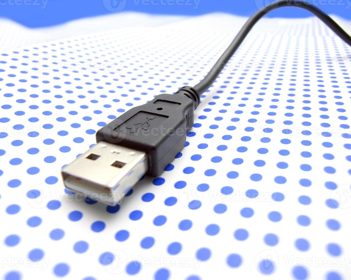 usb-kabel auf gepunktetem hintergrund foto