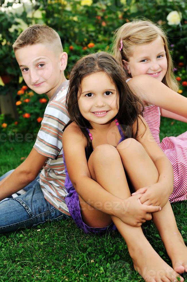 glückliche Kinder im Freien foto