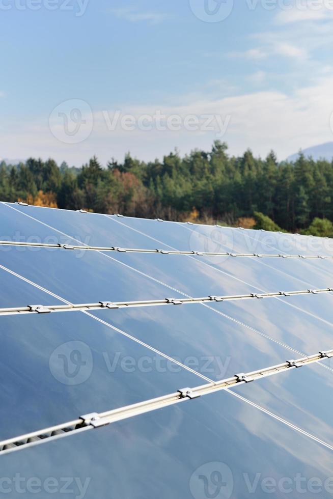 Sonnenkollektorfeld für erneuerbare Energien foto