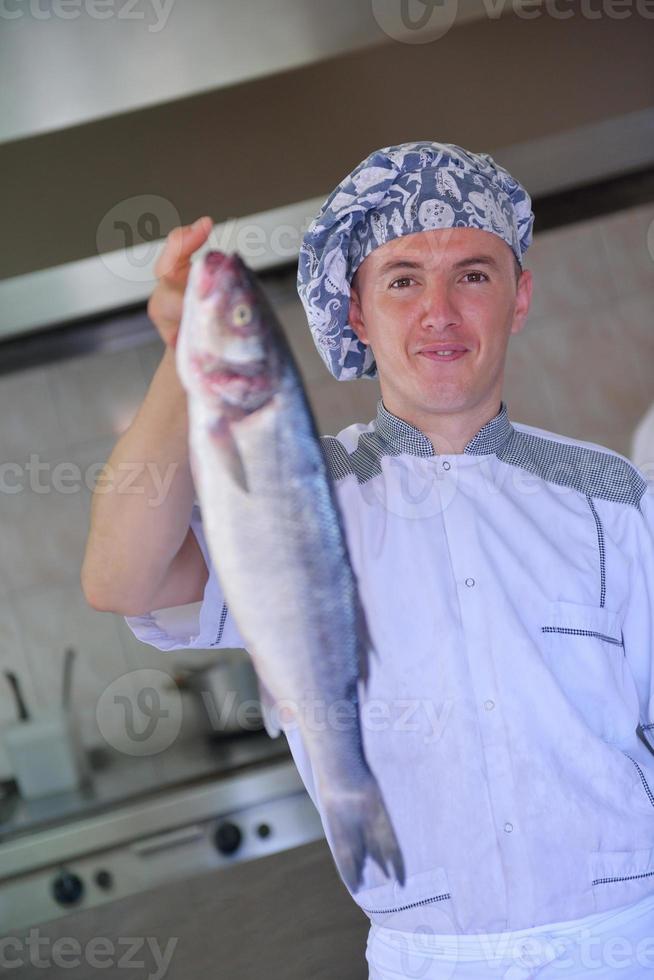 Koch bereitet Essen zu foto