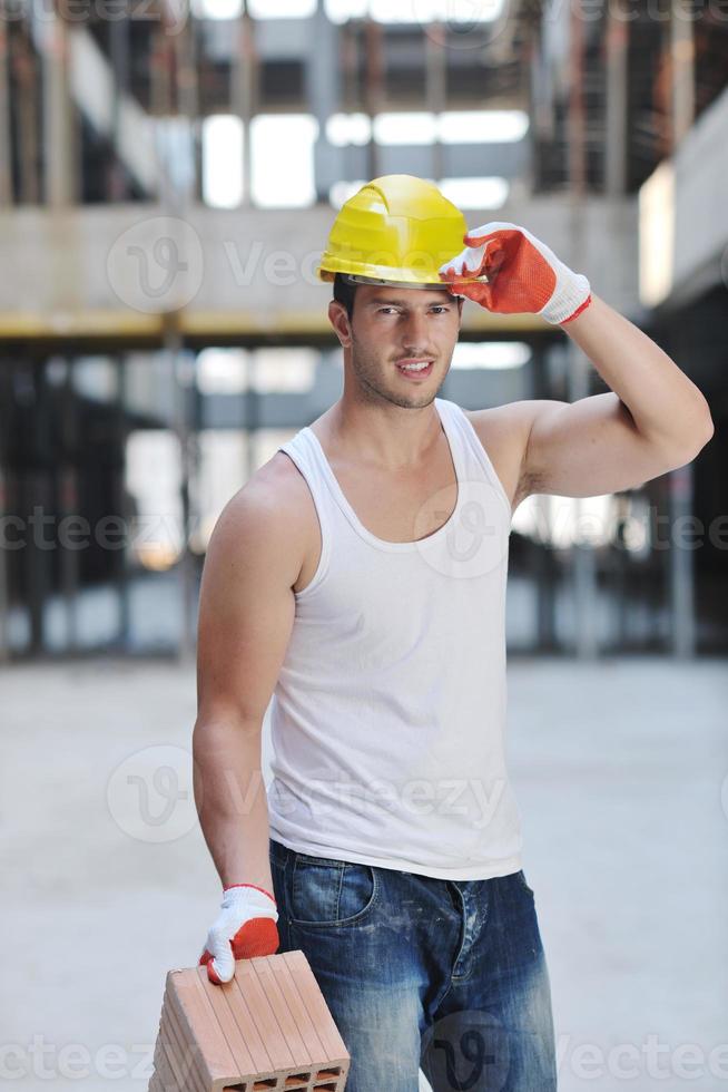 harter Arbeiter auf der Baustelle foto