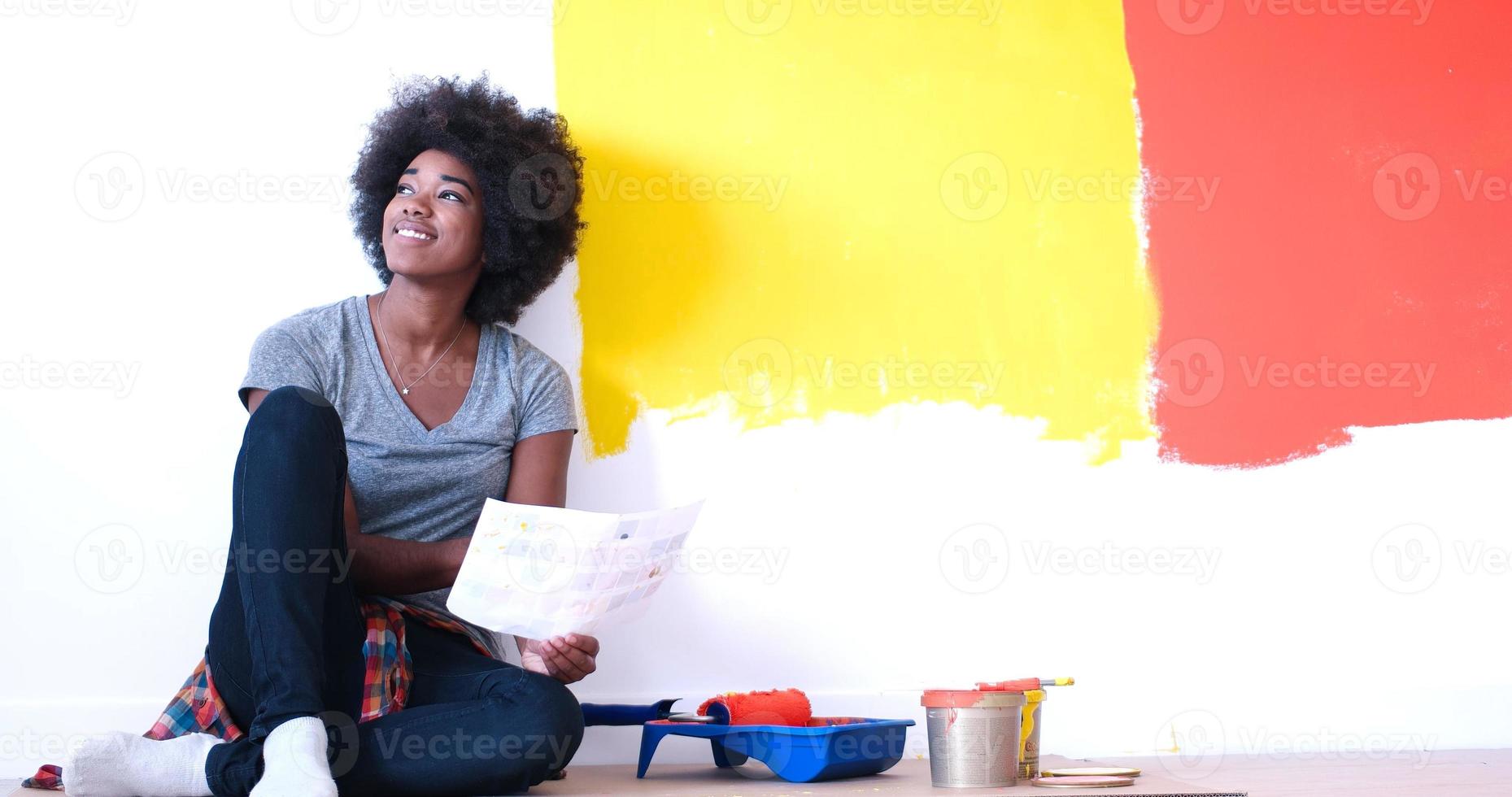 schwarze Malerin sitzt auf dem Boden foto