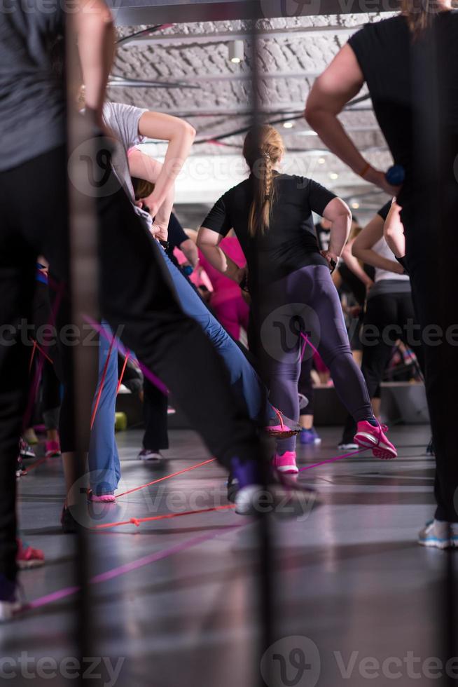 sportliche frauen, die mit gummibändern trainieren foto