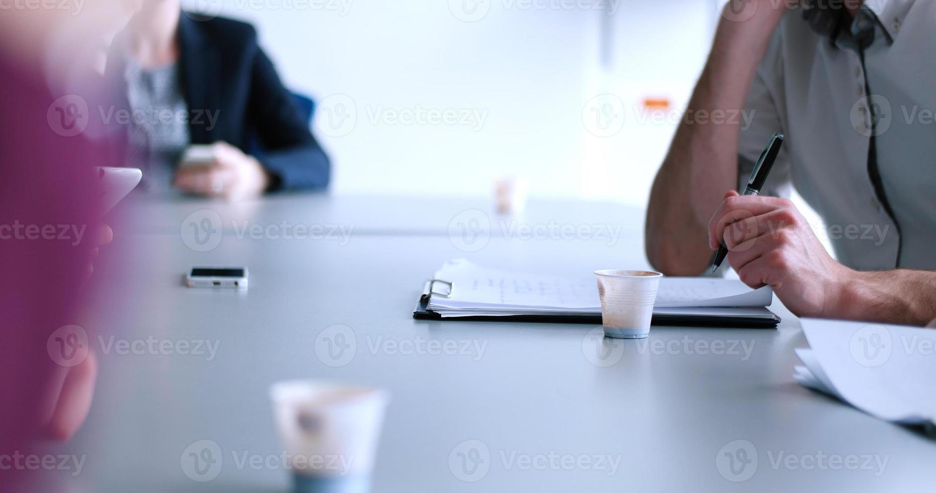 Geschäftsteam bei einem Treffen in einem modernen Bürogebäude foto