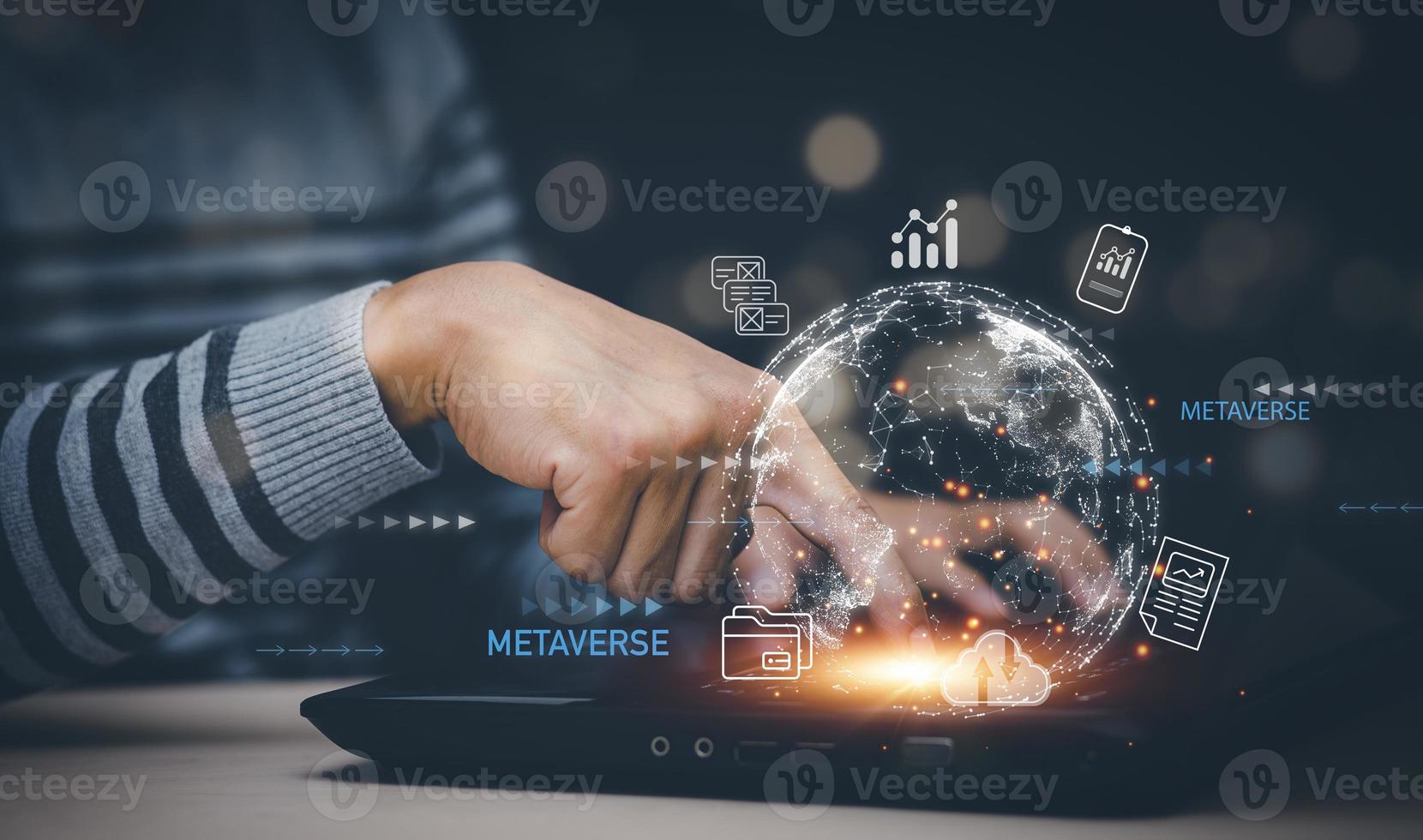 metaverse mit geschäftskonzept, mann, der computer verwendet und virtuellen globus mit finanzsymbolen, zukunftstechnologie, geschäftszielen, online-kommunikation, diagrammbildschirmsymbol eines medienbildschirms, big data berührt foto