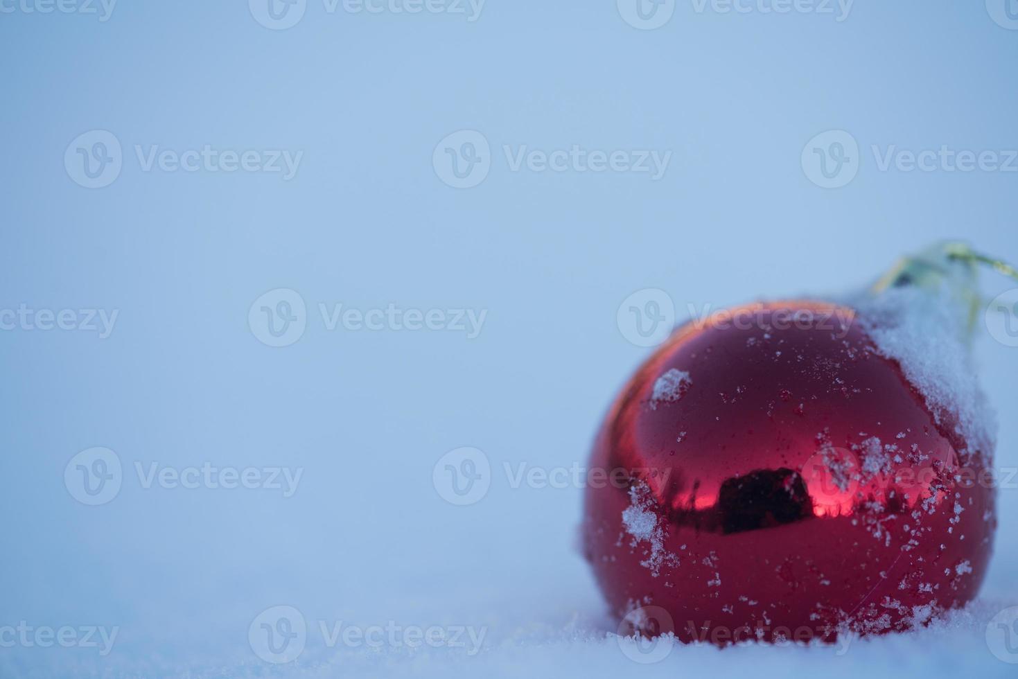 Weihnachtskugel im Schnee foto