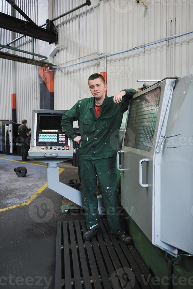 Industriearbeiter Menschen in der Fabrik foto