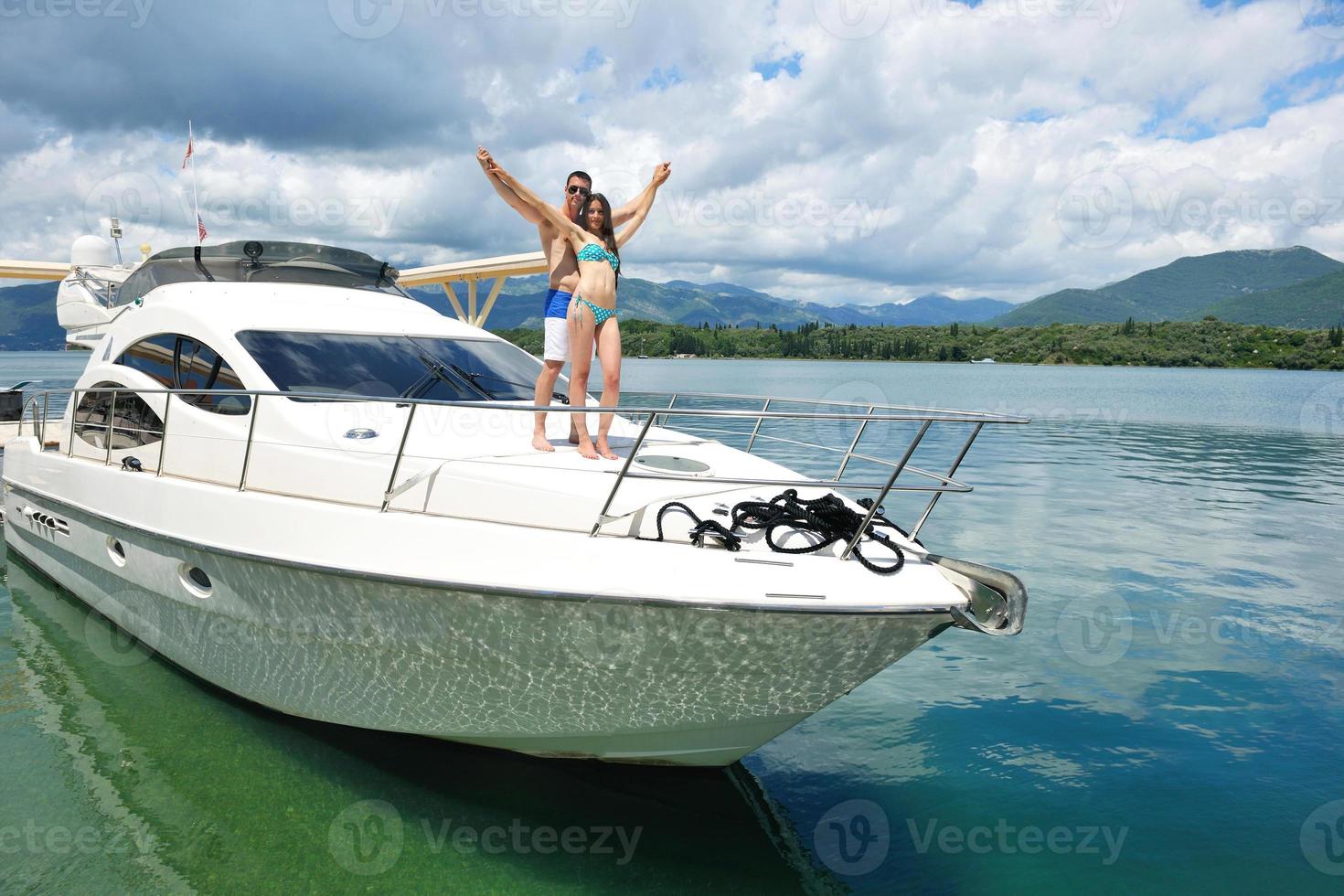 junges Paar auf Yacht foto