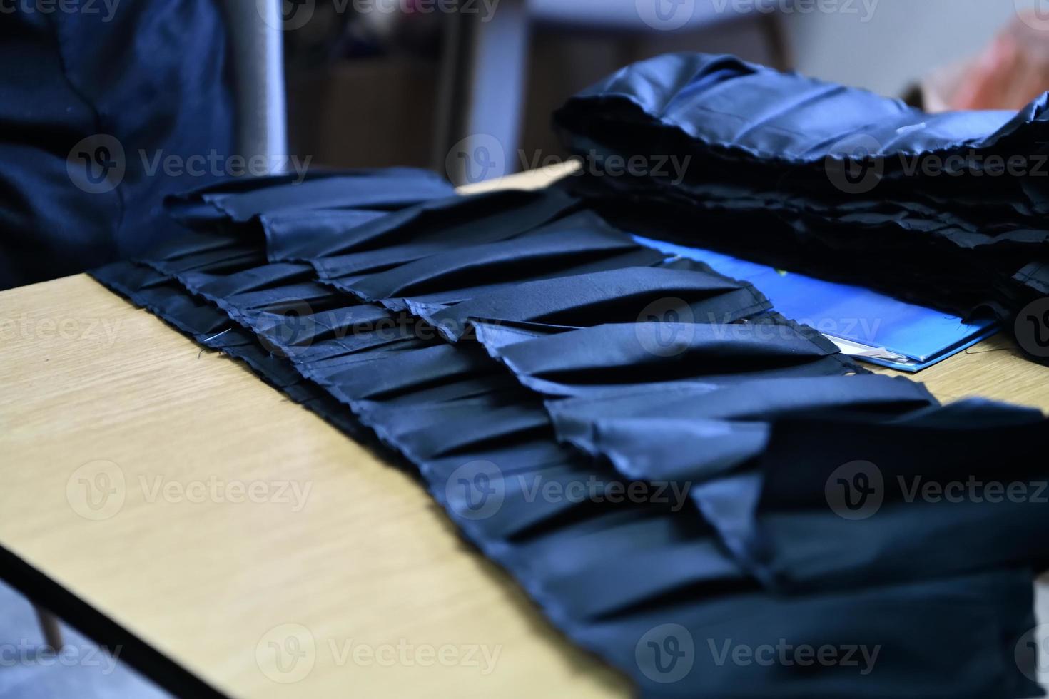 hausgemachte herstellung von schützenden trendigen medizinischen gesichtsmasken foto