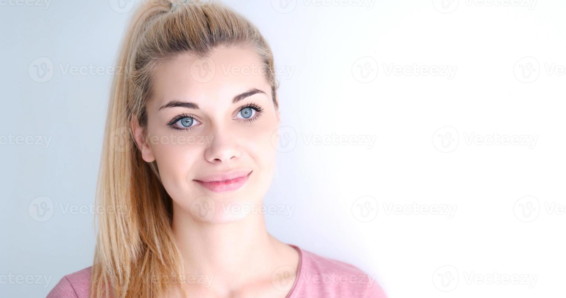 Porträt einer schönen jungen blonden Frau foto
