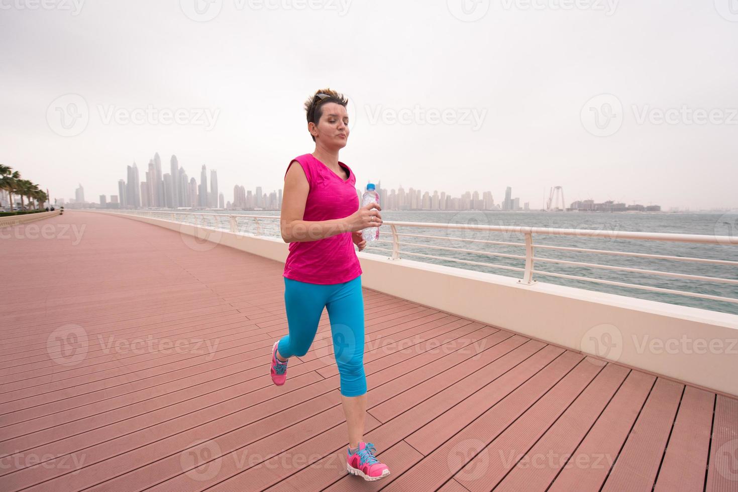 Frau läuft auf der Promenade foto