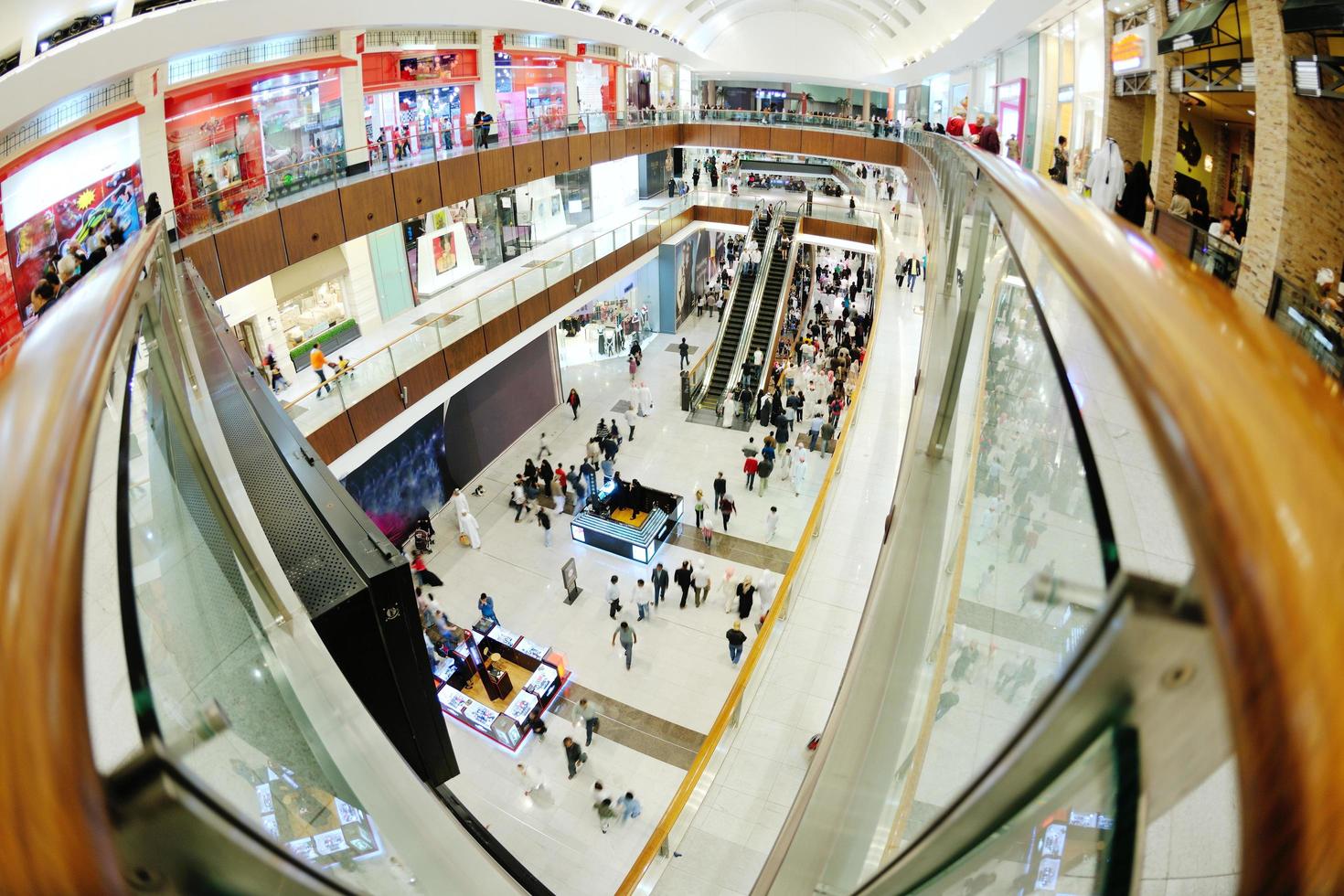 dubai, 2022 - innenraum eines einkaufszentrums foto