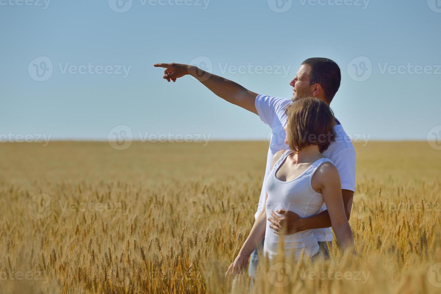 glückliches Paar im Weizenfeld foto