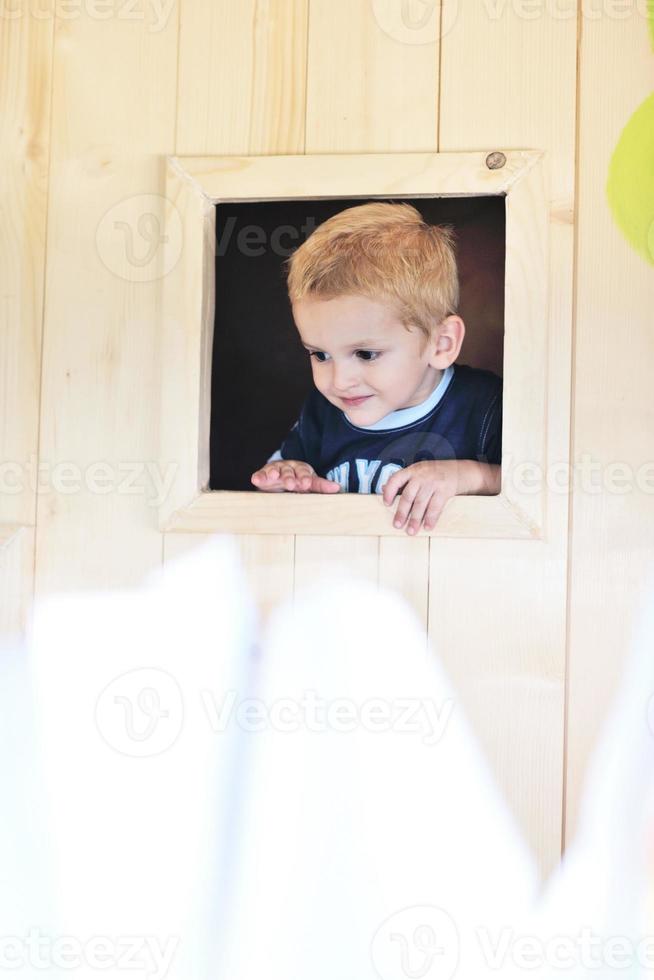 glückliches Kind in einem Fenster foto