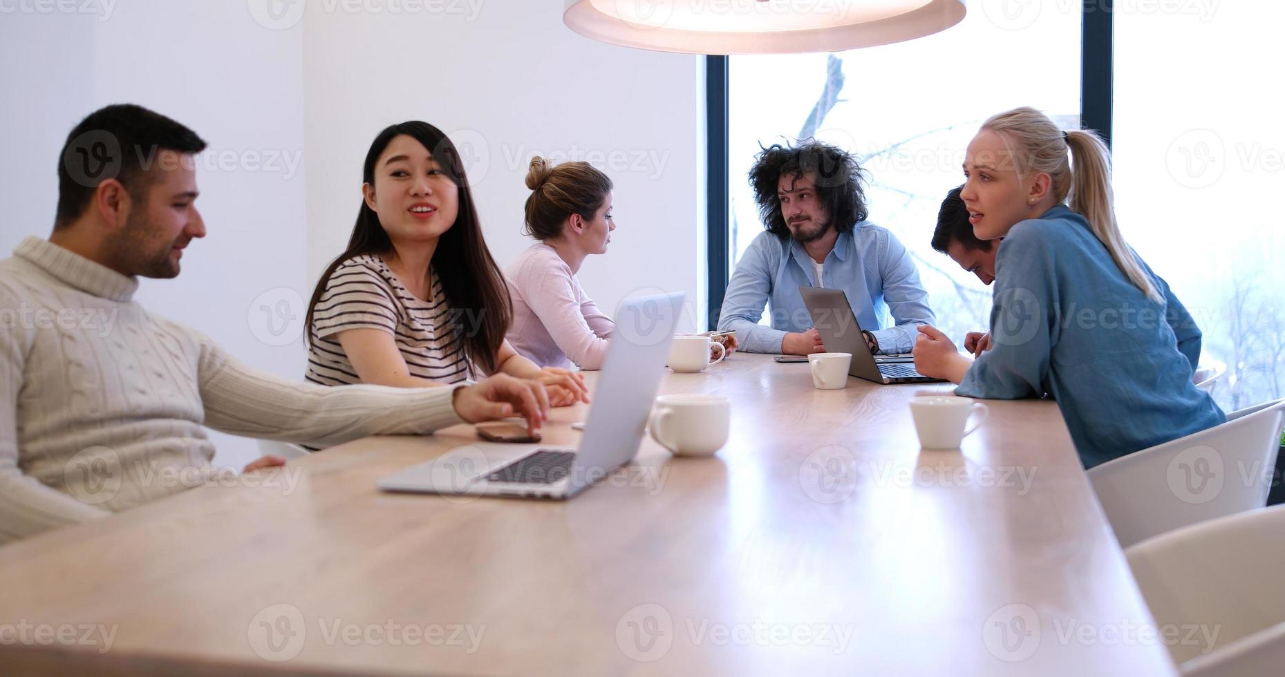 Startup-Business-Team bei einem Treffen in einem modernen Bürogebäude foto