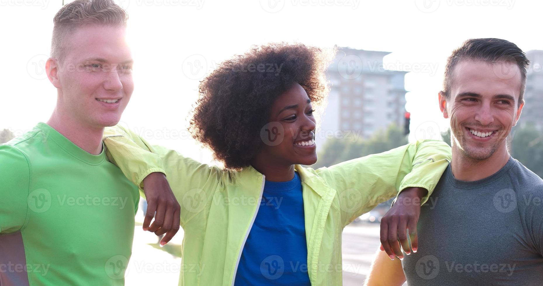 Porträt einer multiethnischen Gruppe junger Menschen beim Joggen foto