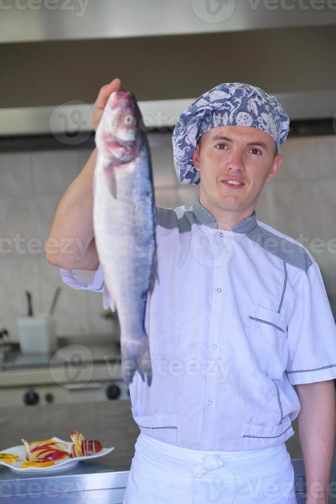 Koch bereitet Essen zu foto