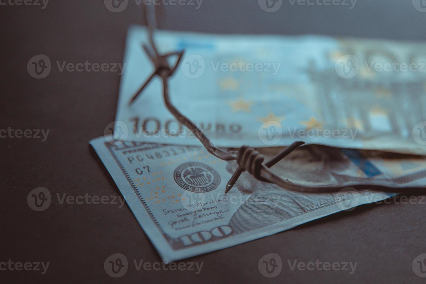 Euro-Dollar-Konflikte, Banknoten-Dollar und Banknoten-Euro, Euro gegen Dollar mit Stacheldraht, Wirtschaftskrise foto