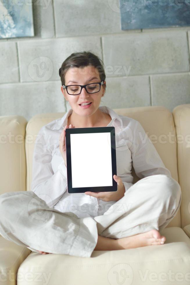 Frau mit Tablet-PC zu Hause foto