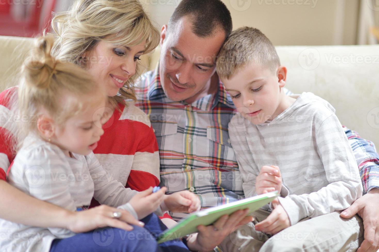 glückliche junge familie zu hause foto