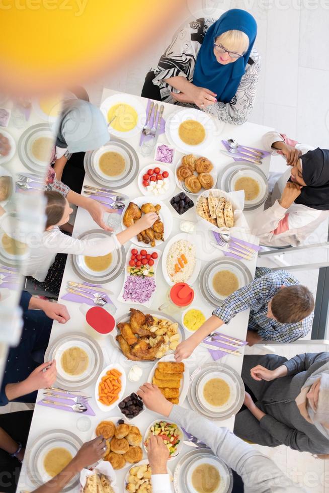 Draufsicht der modernen multiethnischen muslimischen Familie mit einem Ramadan-Fest foto