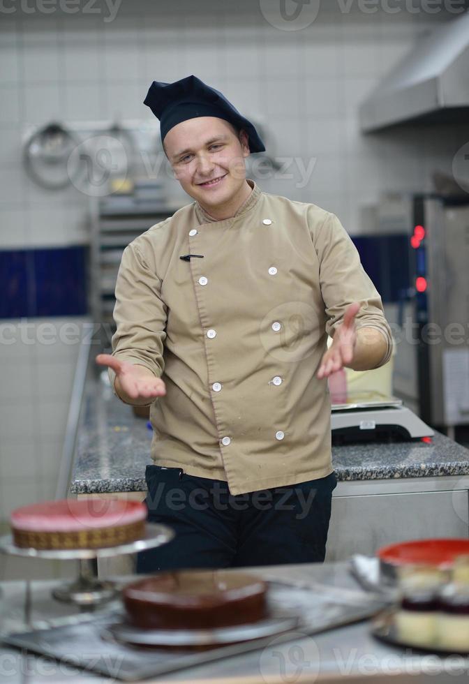 Koch bereitet Wüstenkuchen in der Küche zu foto