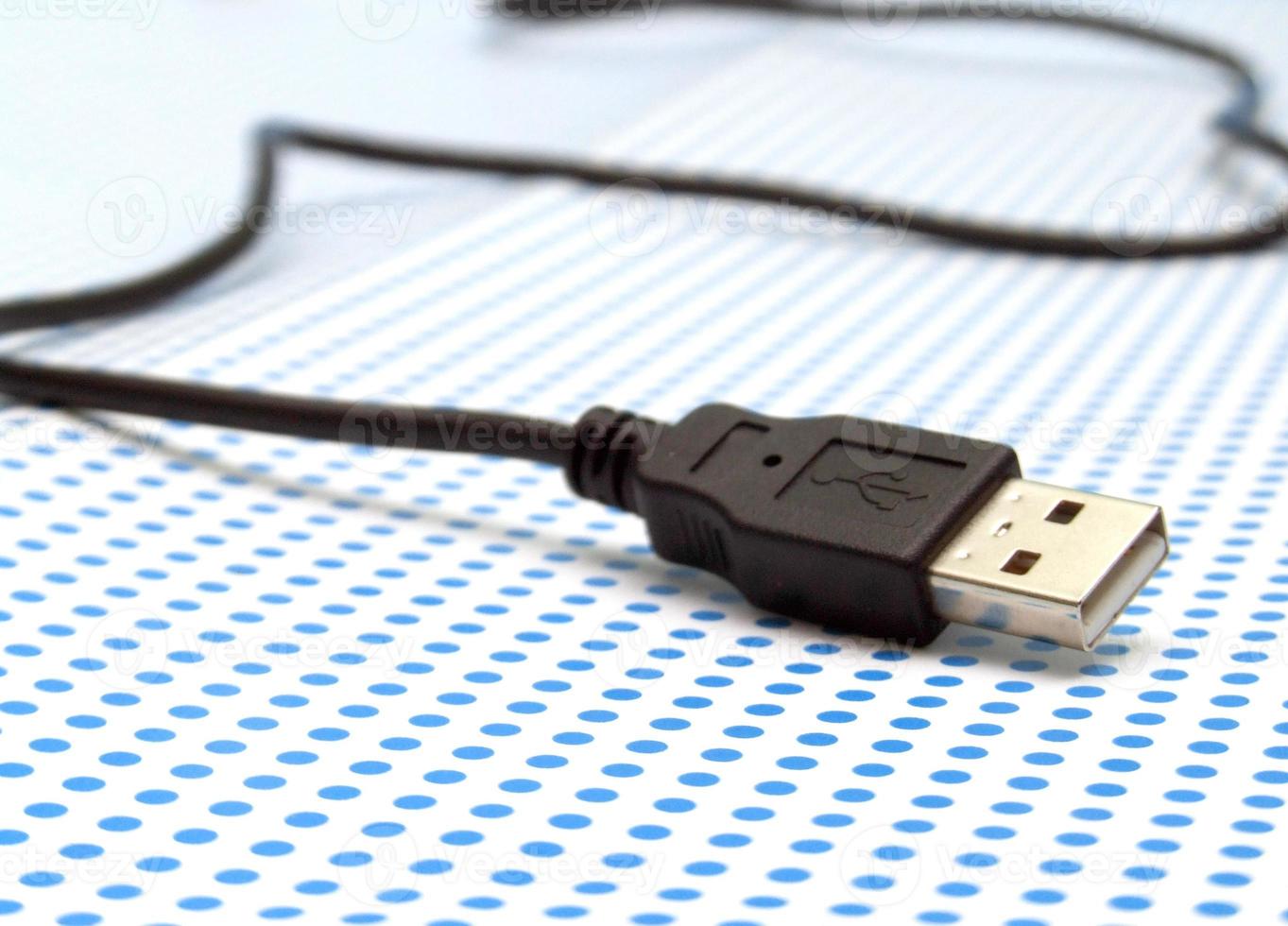 usb-kabel auf gepunktetem hintergrund foto