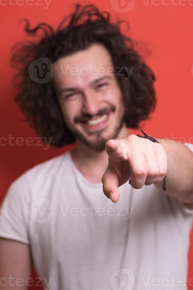 junger Mann mit lustigen Haaren auf farbigem Hintergrund foto