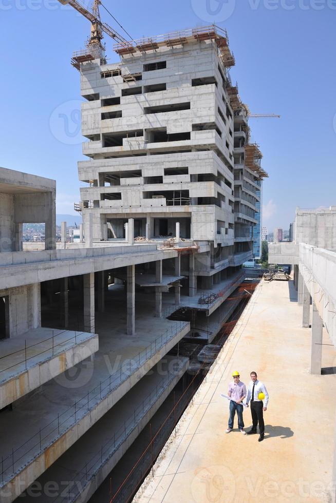 Architektenteam auf der Baustelle foto