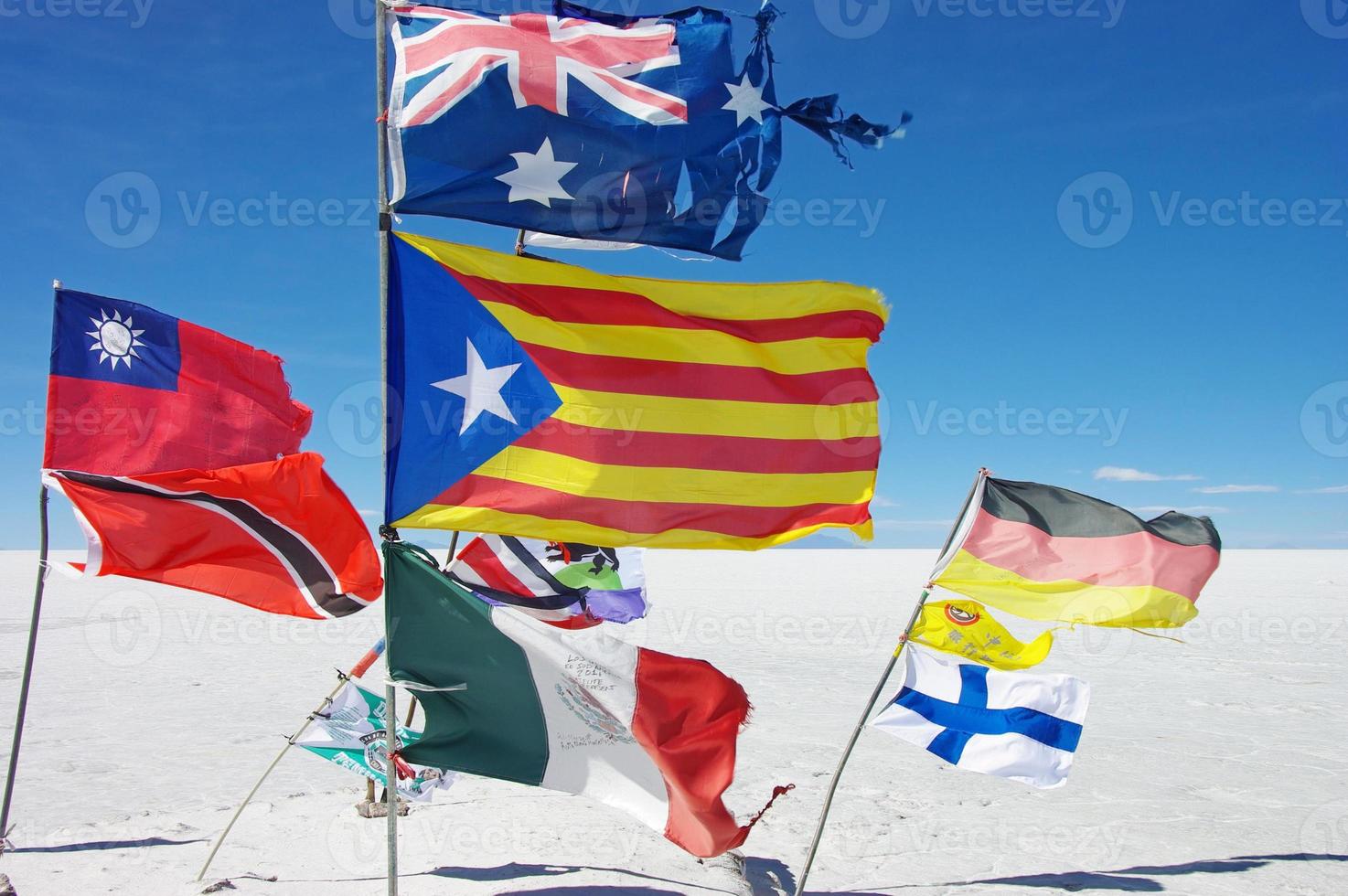 Flaggen vieler Nationen in den Salinen von Salar de Uyuni in Bolivien foto