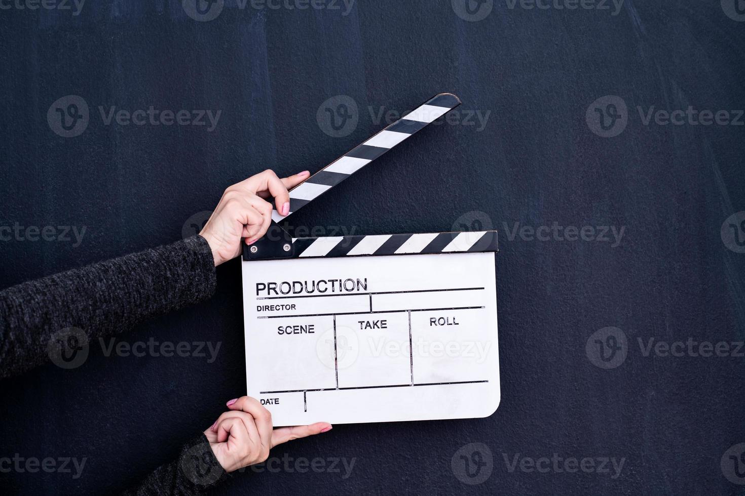 Filmklöppel auf schwarzem Tafelhintergrund foto