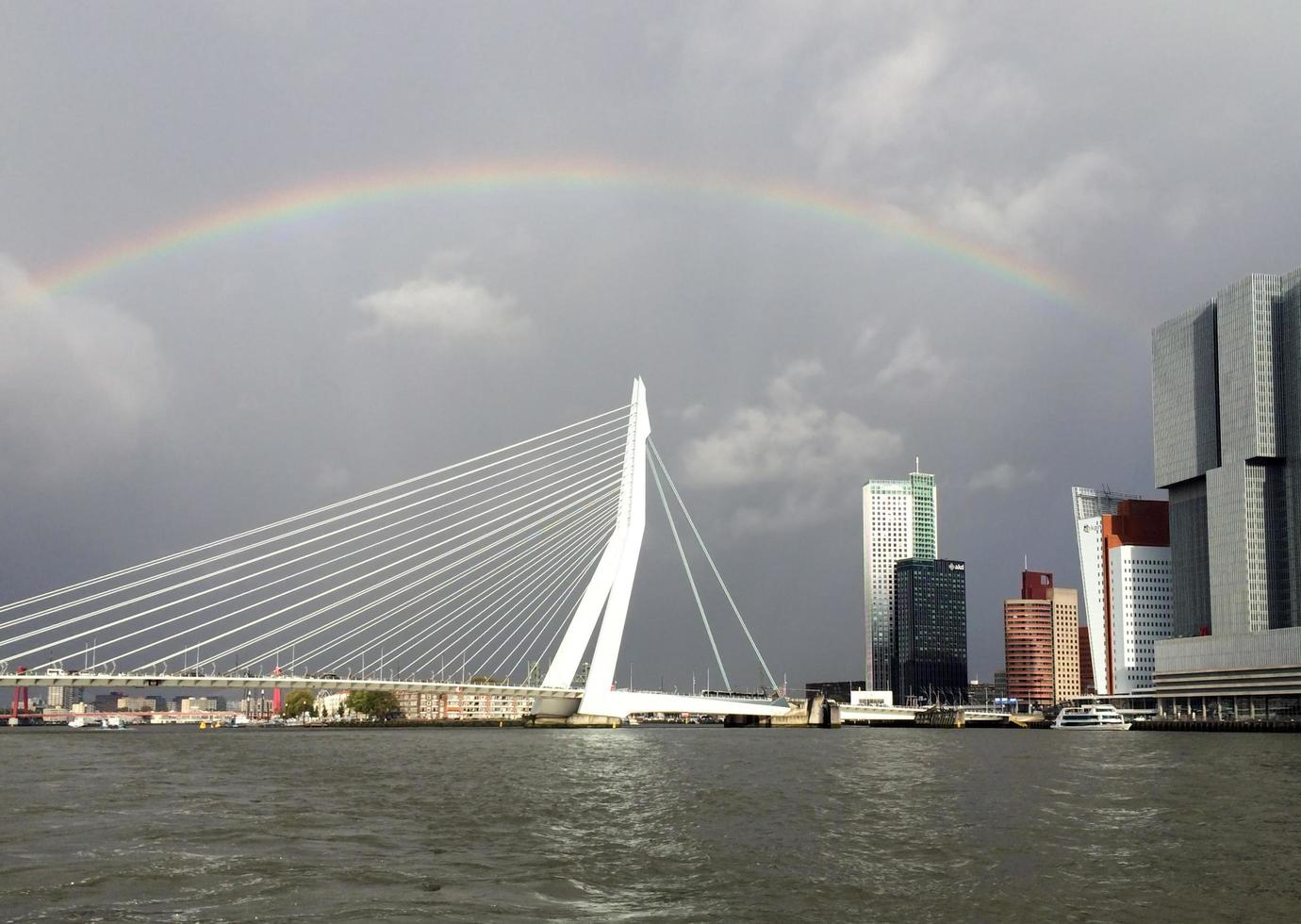rotterdam, südholland, niederlande, 2019 - ein großer regenbogen spannt sich über die stadt rotterdam, niederlande foto
