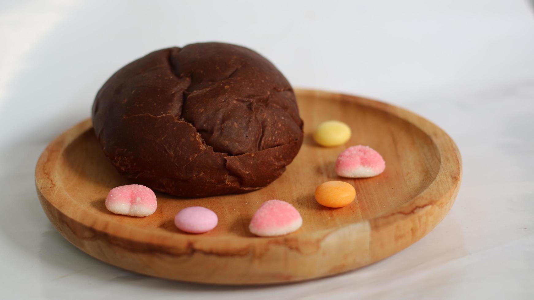 dunkelbraunes Brot und sechs süße Bonbons foto