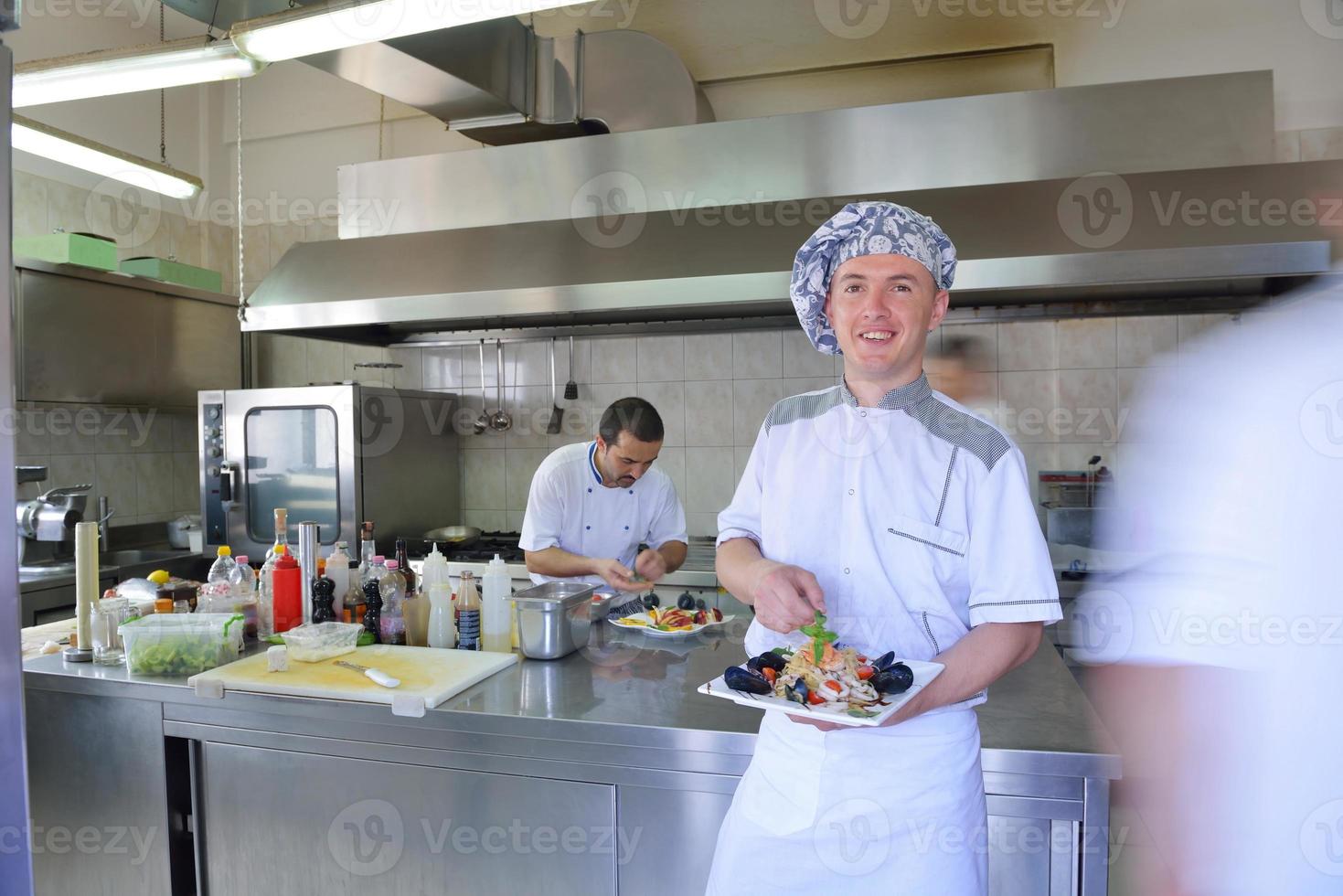 Koch bereitet Essen zu foto