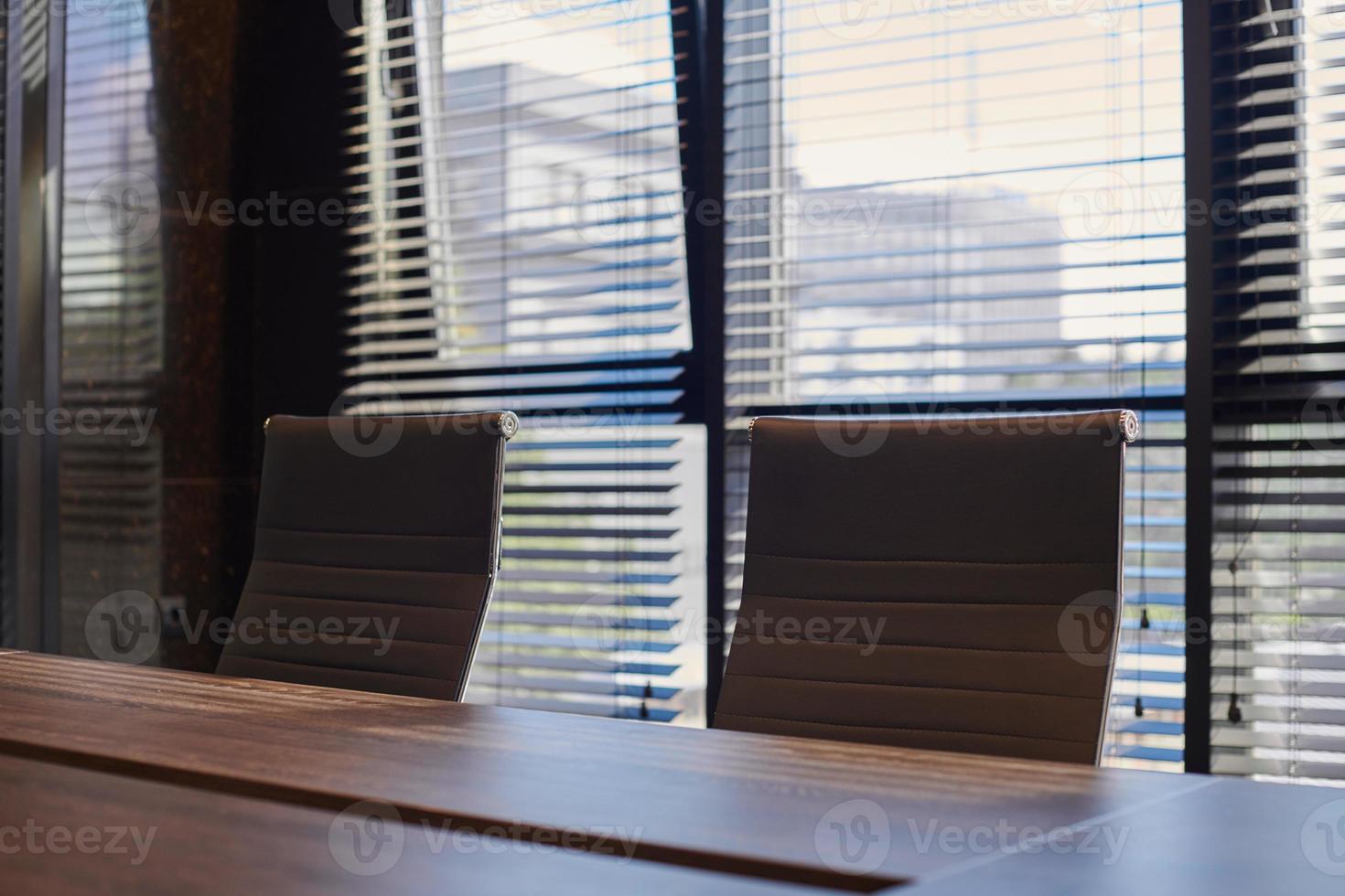 Konferenzraum im Büro. moderner Tagungsraum für Geschäftsverhandlungen und Geschäftstreffen. Sitzungssaal foto