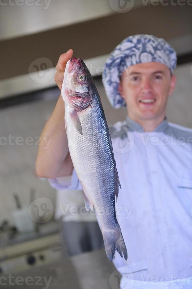 Koch bereitet Essen zu foto