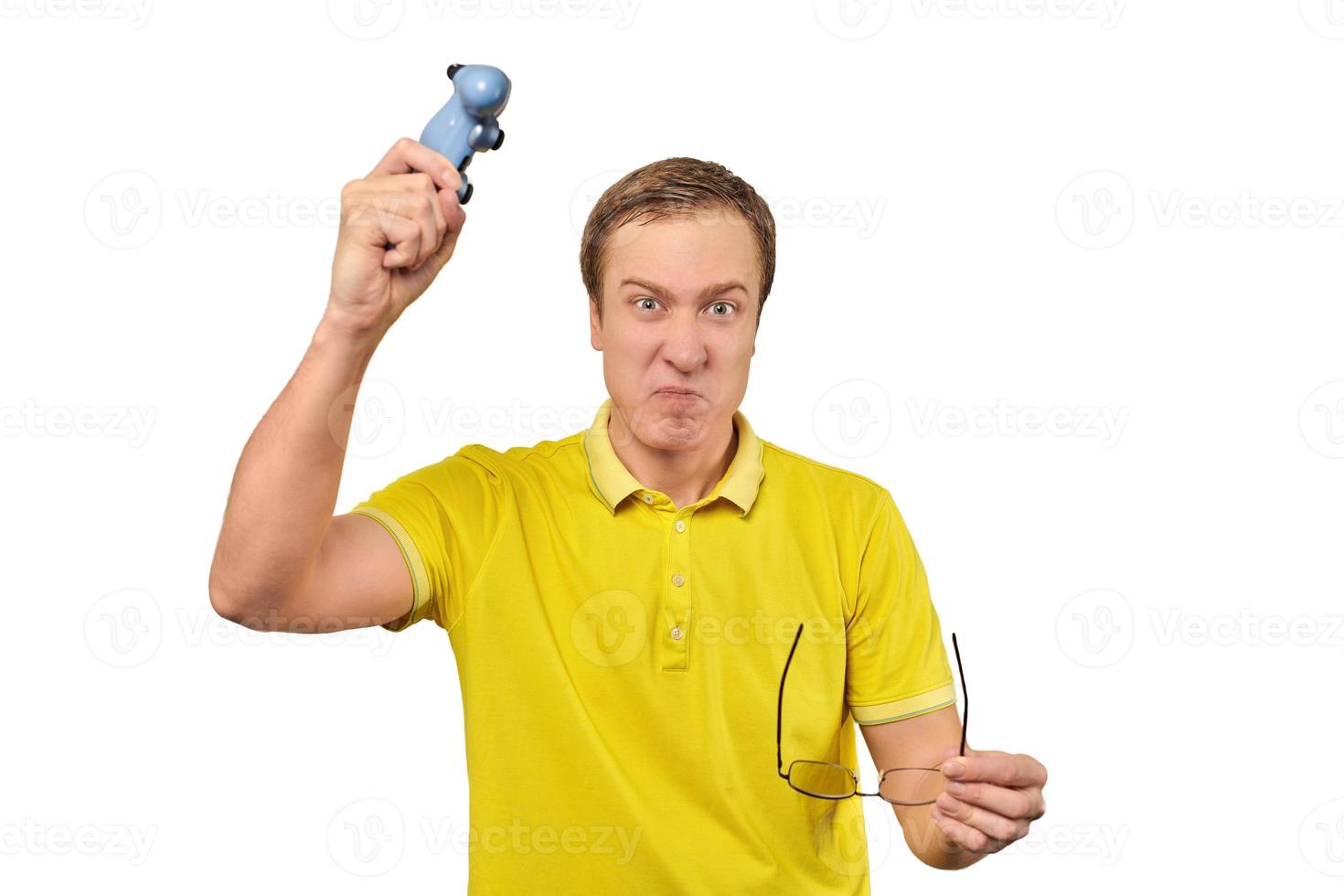 Wütender Gamer mit drahtlosem Gamepad in gelbem T-Shirt isoliert auf weißem Hintergrund foto