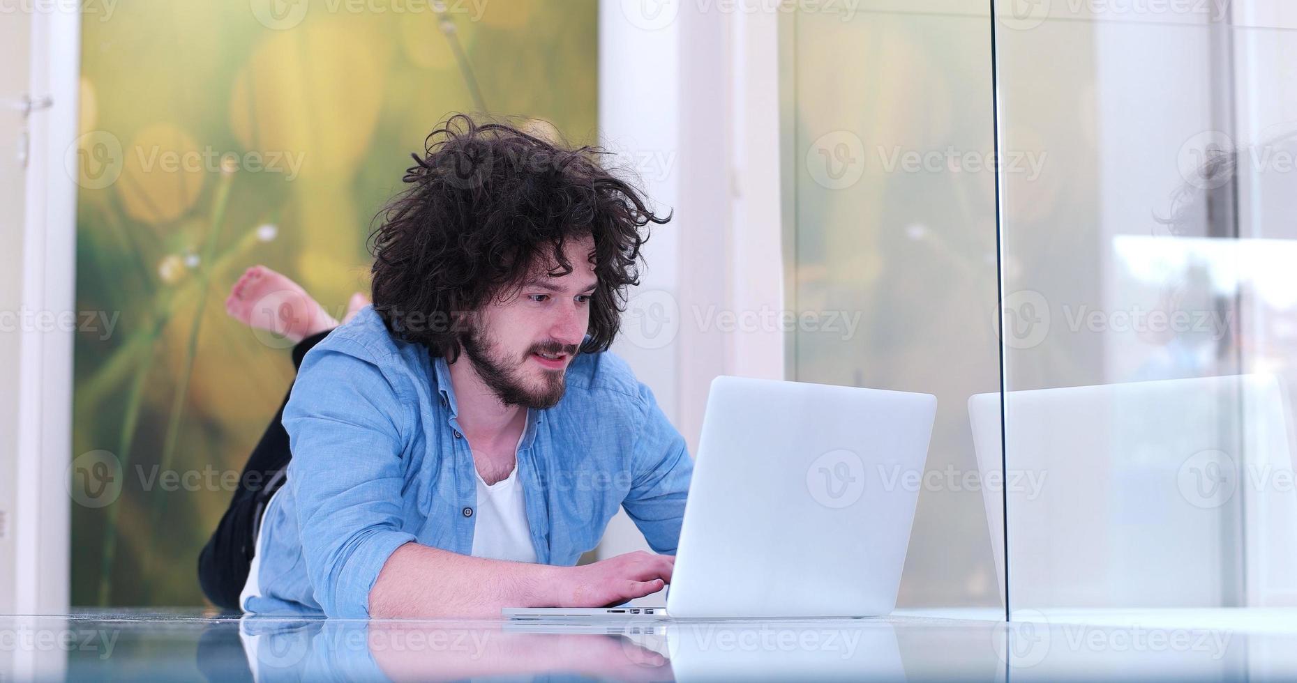 mann genießt einen entspannten lebensstil foto