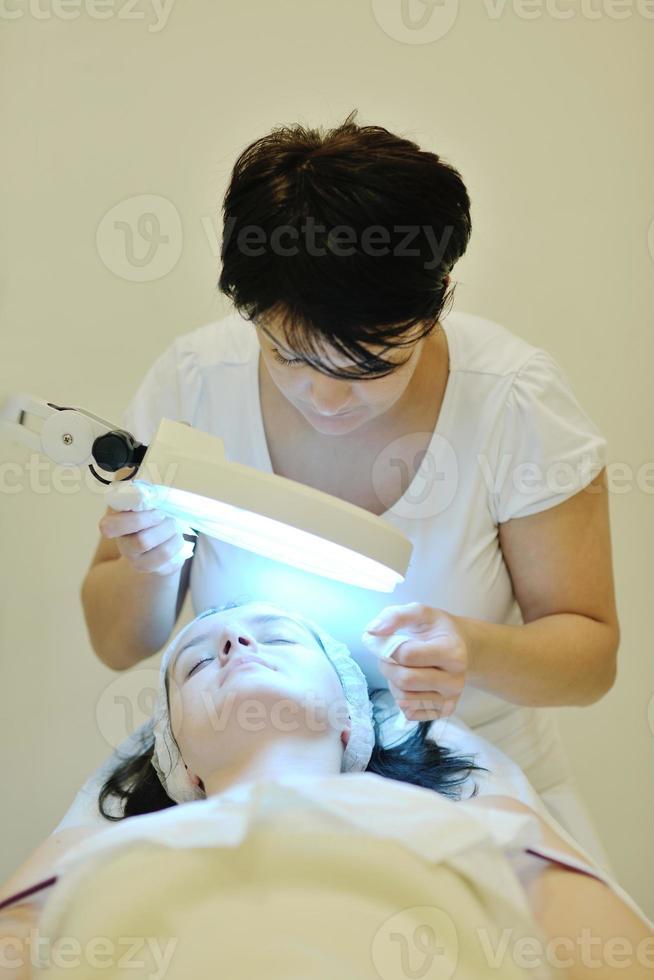 Frau mit Gesichtsmaske im Kosmetikstudio foto