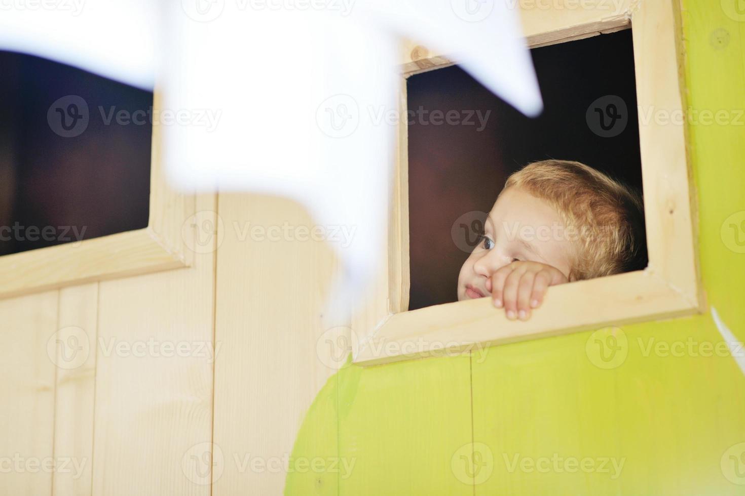 glückliches Kind in einem Fenster foto