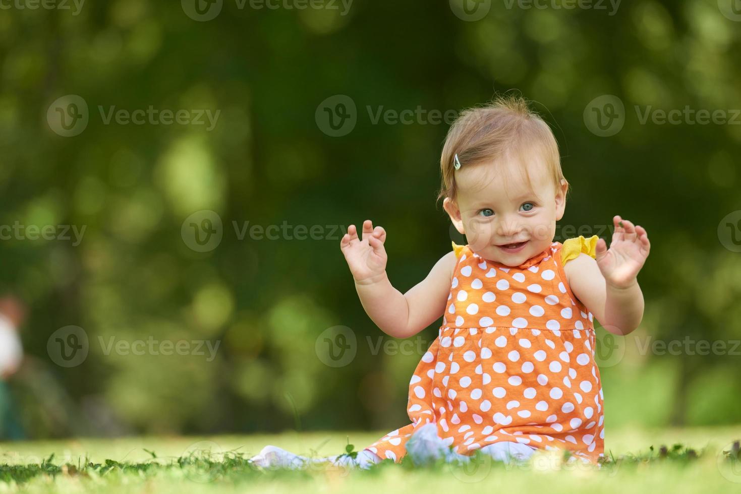 Baby im Park foto