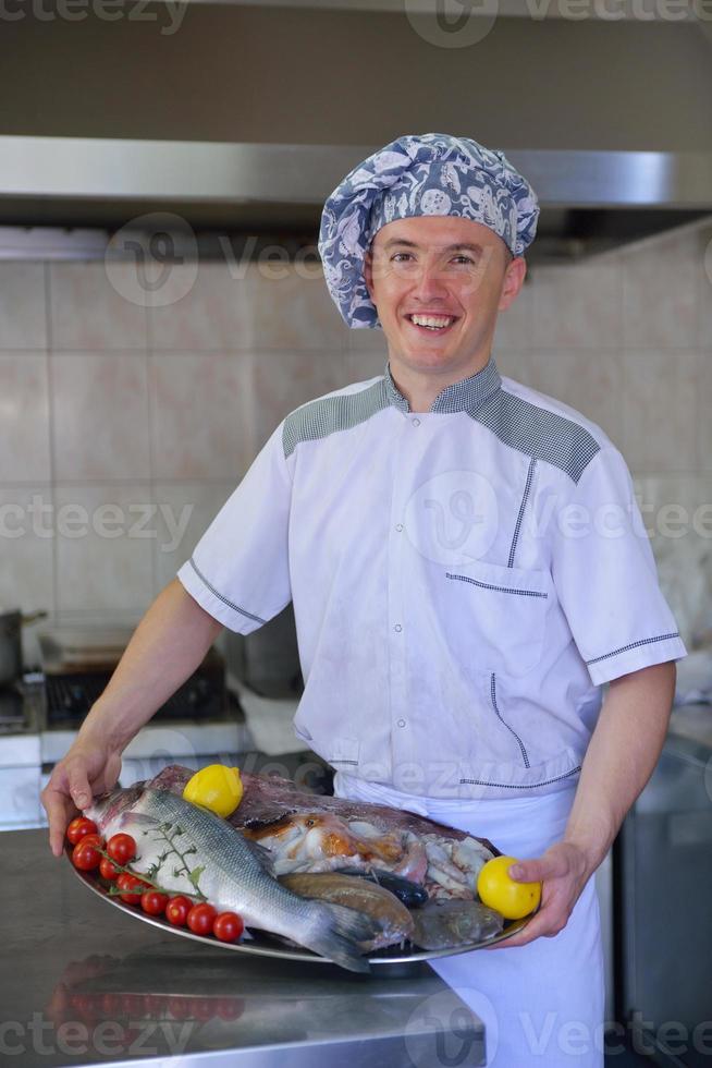 Koch bereitet Essen zu foto