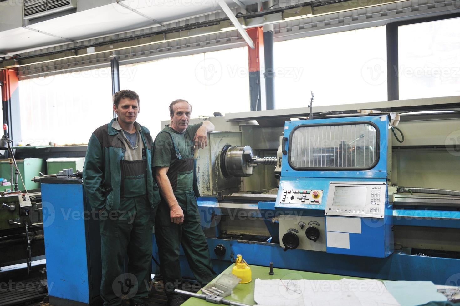 Industriearbeiter Menschen in der Fabrik foto